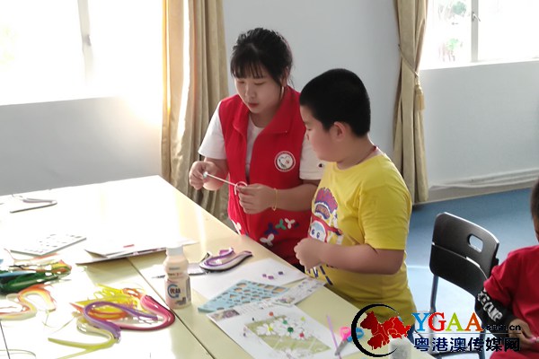 社工协助组员完成作品.jpg